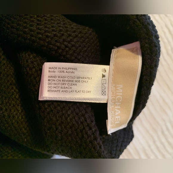 Michael Kors winter hat - Picture 3 of 3